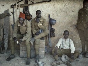 Senegalesiska soldater som tjänstgör i den franska armén som infanterister vilande i ett rum med vapen och utrustning, Saint-Ulrich, Department Haut-Rhin, Alsace, Frankrike, 16 juni 1917 (autokrom)